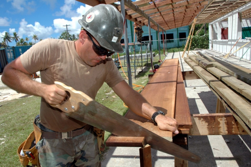 ebeniste-MALAUSSENE-min_worker_construction_building_carpenter_male_job_build_helmet-893290